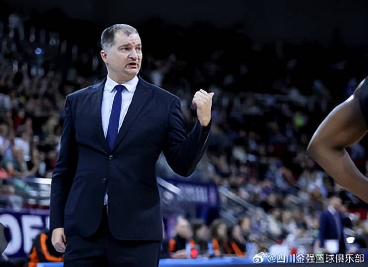 四川金强新赛季备战进行中，教练组调整战术的简单介绍