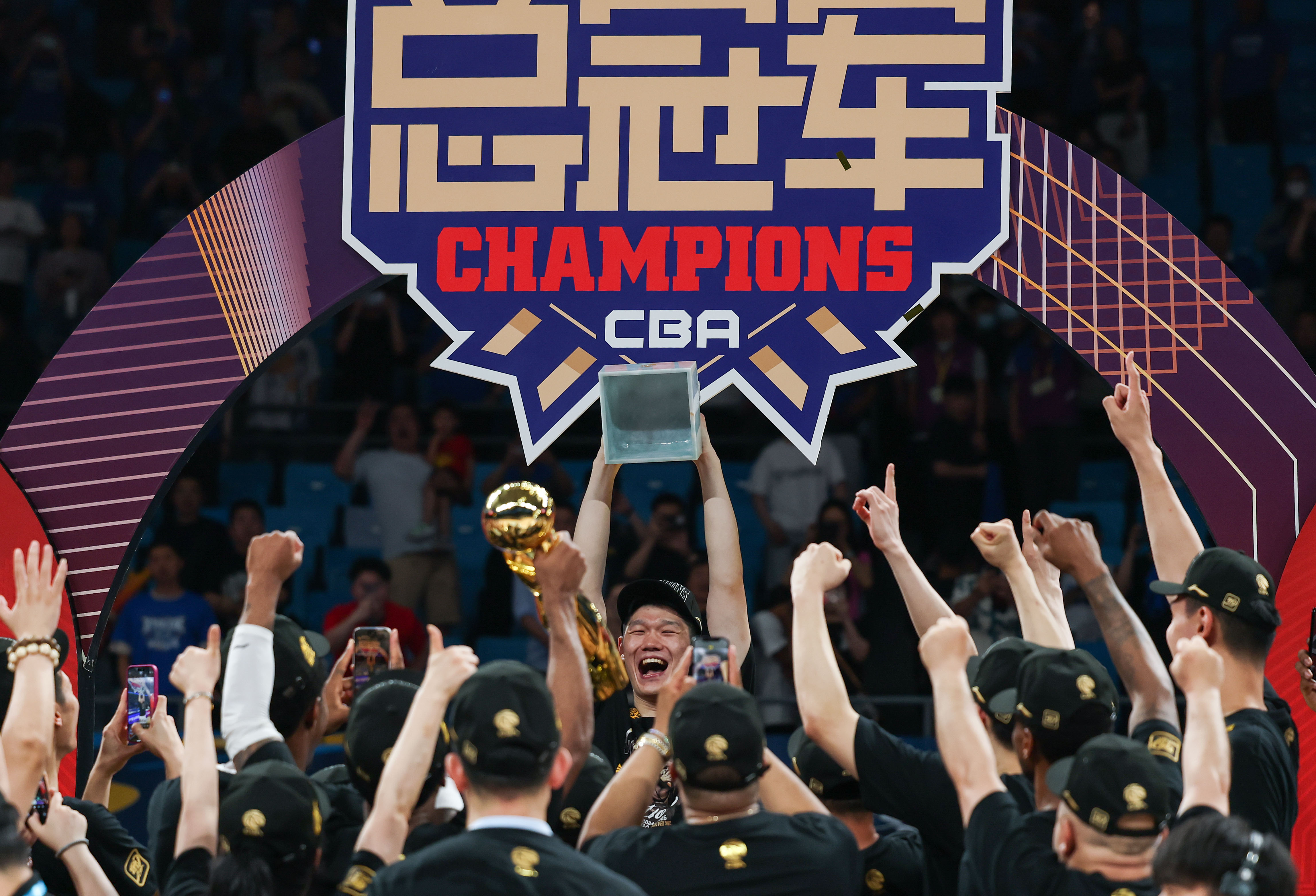 深圳男篮力克浙江队，喜迎胜利