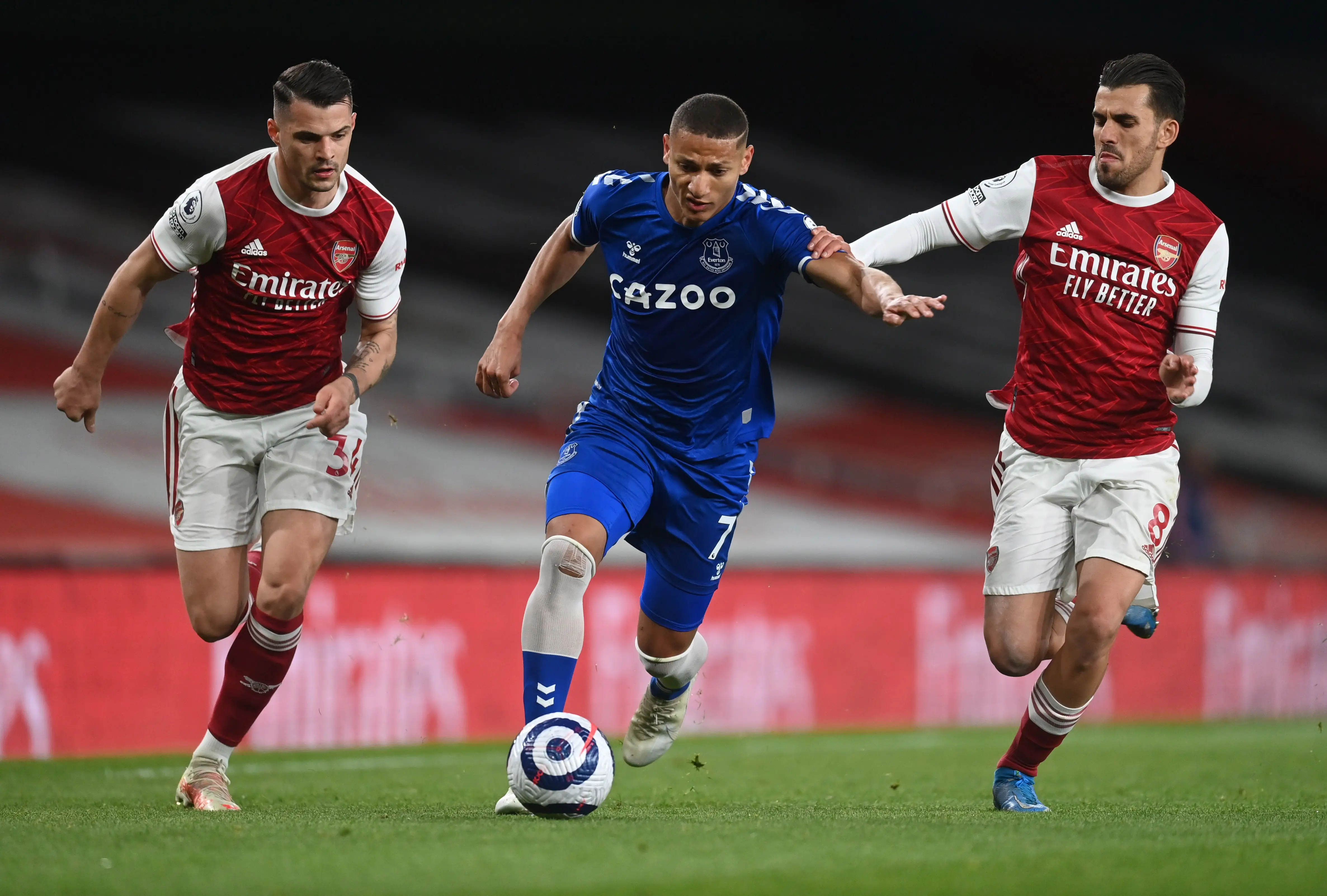 阿森纳被判点球惨败，维拉客场取得反超胜利的简单介绍