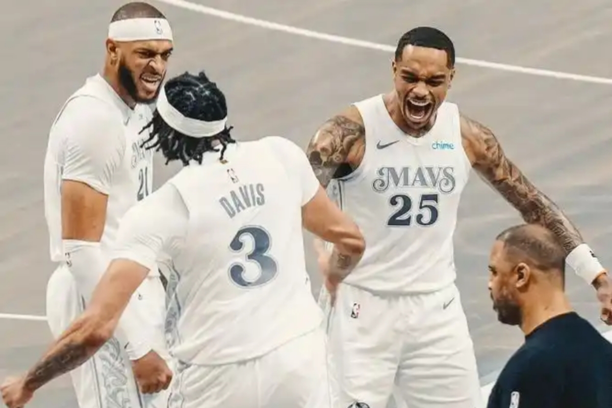 猛龙队与独行侠队联手对抗