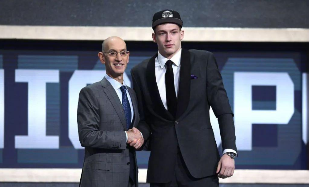 马刺队员展现团队合作精神，共同努力向前迈进的简单介绍